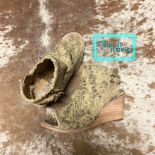 Load image into Gallery viewer, The Tan Leopard Victoria Heel
